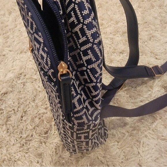 𝅺tommy HILFIGER Backpack Signature Canvas - Picture 3 of 5